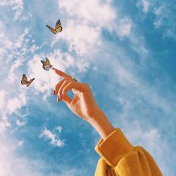 اهنگ هنوزم وقتی میخندی با صدای هایده